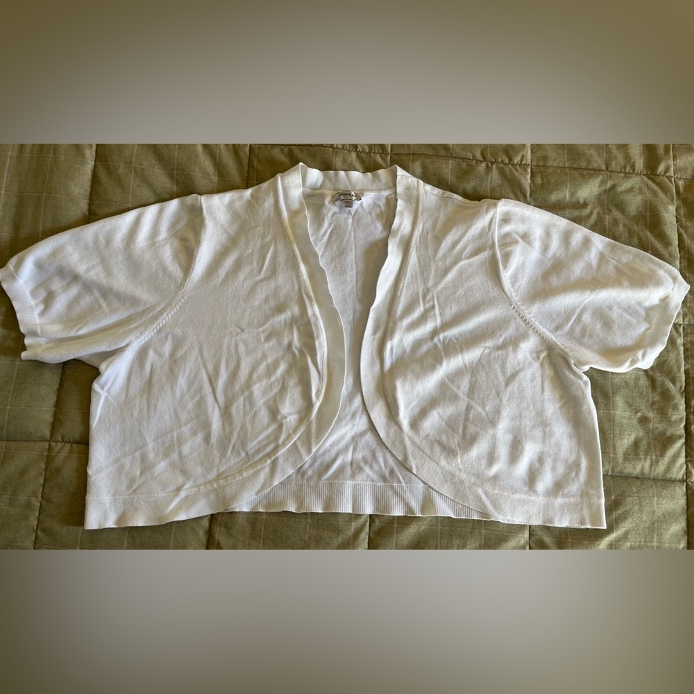 Avenue white short-sleeve cardigan shrug 22/24 rayon/polyester blend EUC